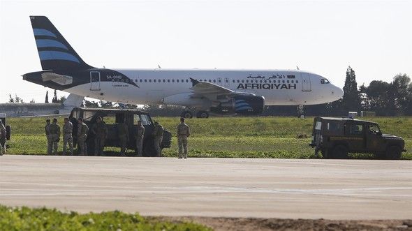 118 kişiyi taşıyan Libya uçağını kaçırıp  'Kaddafi' isteğinde bulunan korsanlar teslim oldu